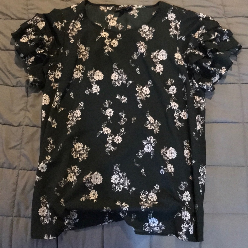 Patterned blouse with ruffled sleeves